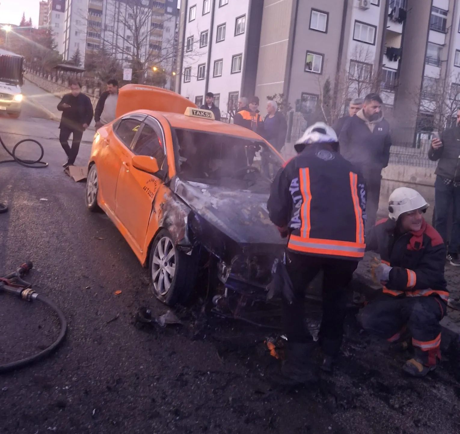 Yeşilyurt’ta Park Halindeki Araçlarda Yangın
