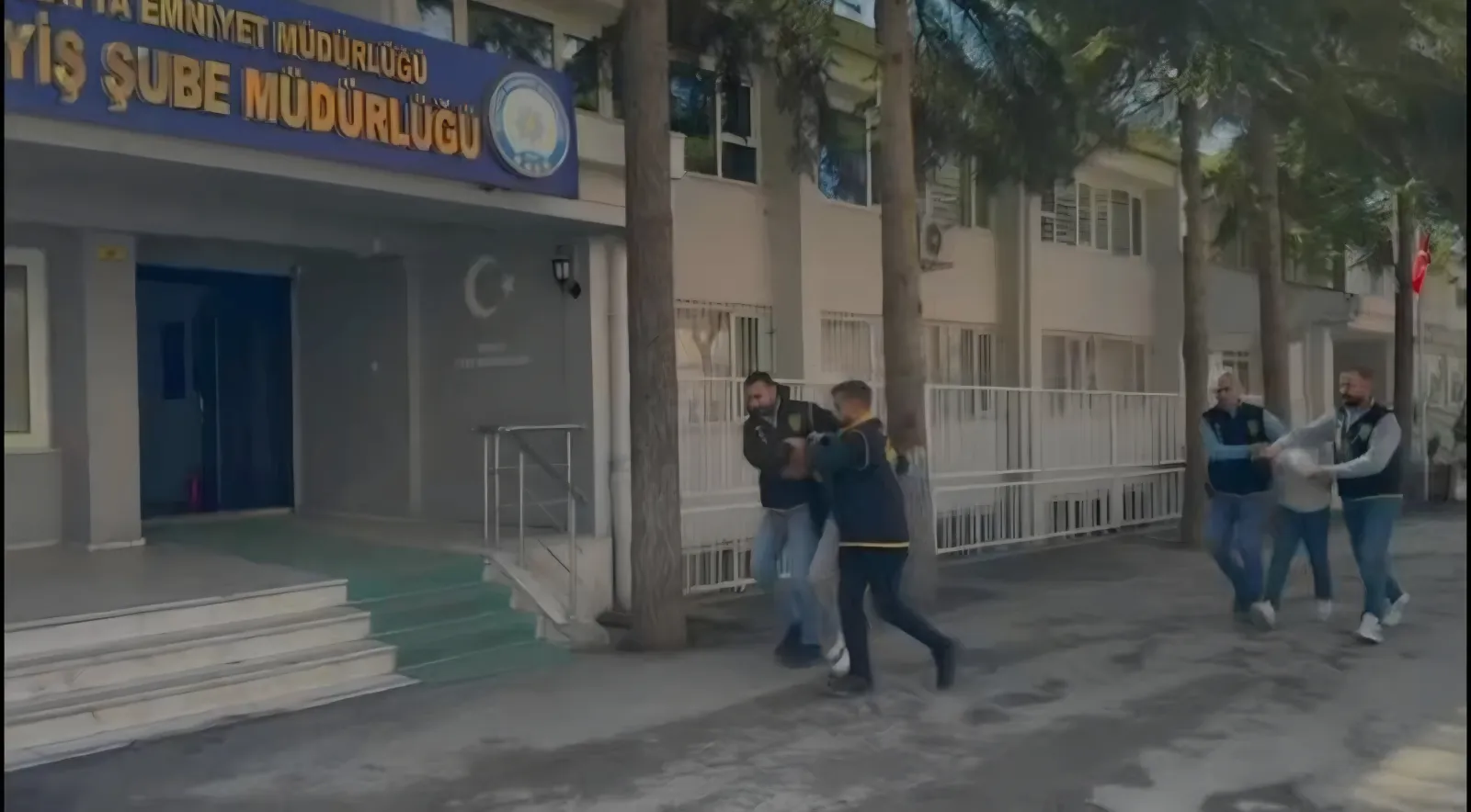 Yeşilyurt’ta Kuyumcuya Silahlı Soygun Girişimi: 2 Şüpheli Gözaltında