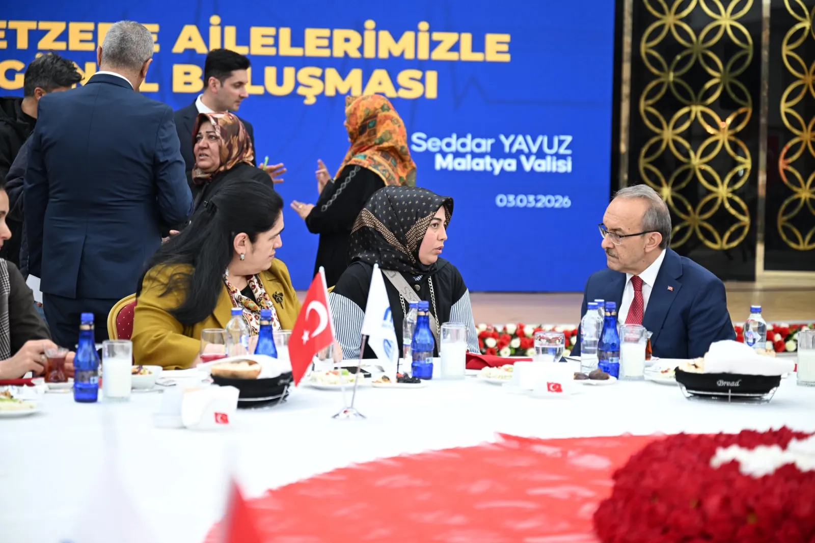 Vali Yavuz ve Eşi, Depremzedelerle Ramazan Sofrasında Bir Araya Geldi