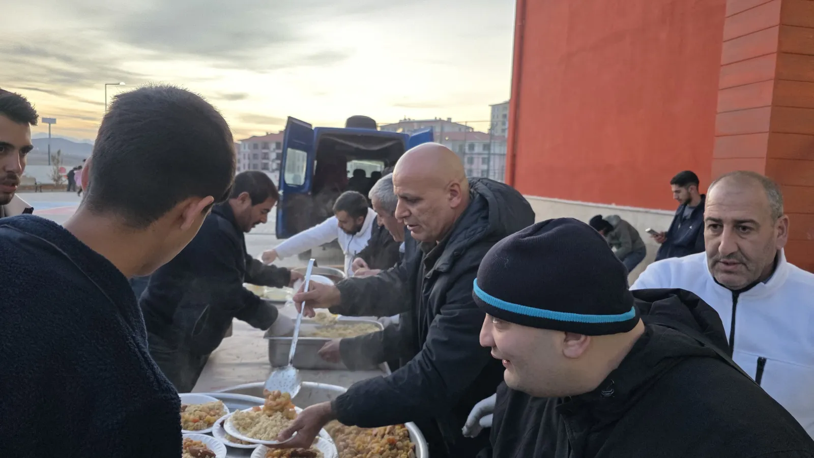 Pütürge Beyleri Derneği’nden Deprem Konutlarında İftar Programı