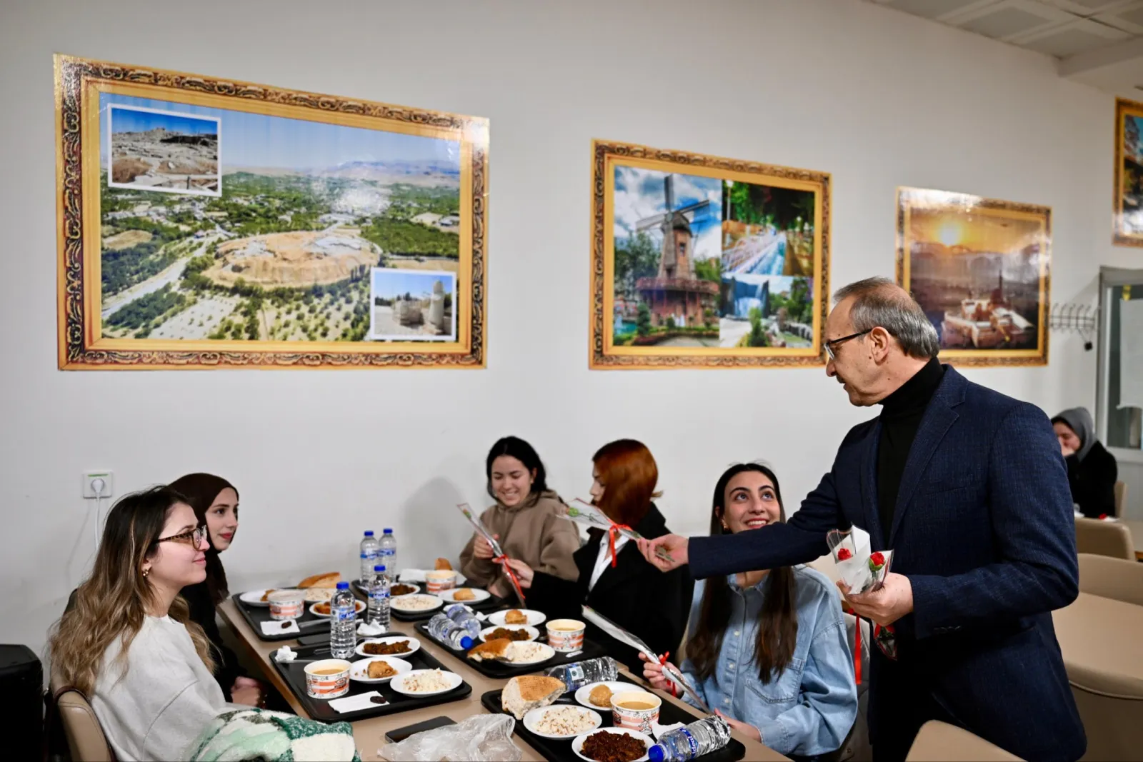 Vali Seddar Yavuz, Kadınlar Günü’nde Öğrencilerle İftar Sofrasında Buluştu