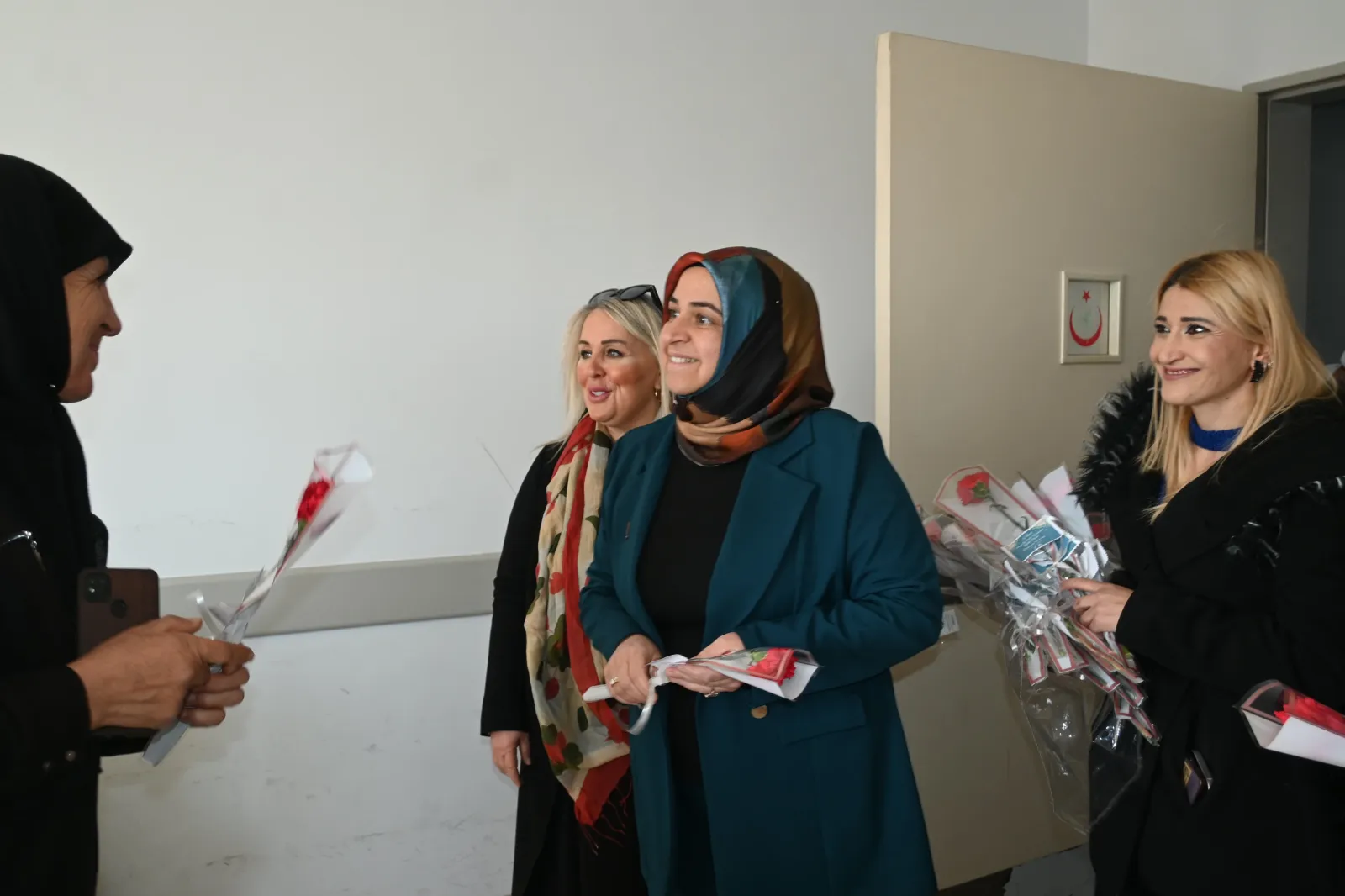 Anahtar Parti Kadın Kolları 8 Mart’ta Malatya Hastanelerini Ziyaret Etti