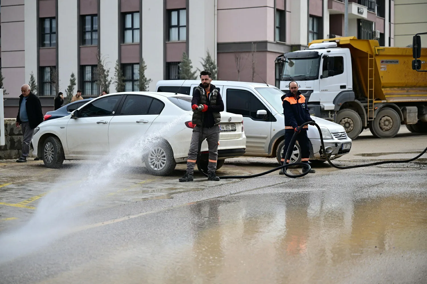 Yeşilyurt Belediyesi’nden İkizce Deprem Konutlarında Kapsamlı Temizlik Çalışması