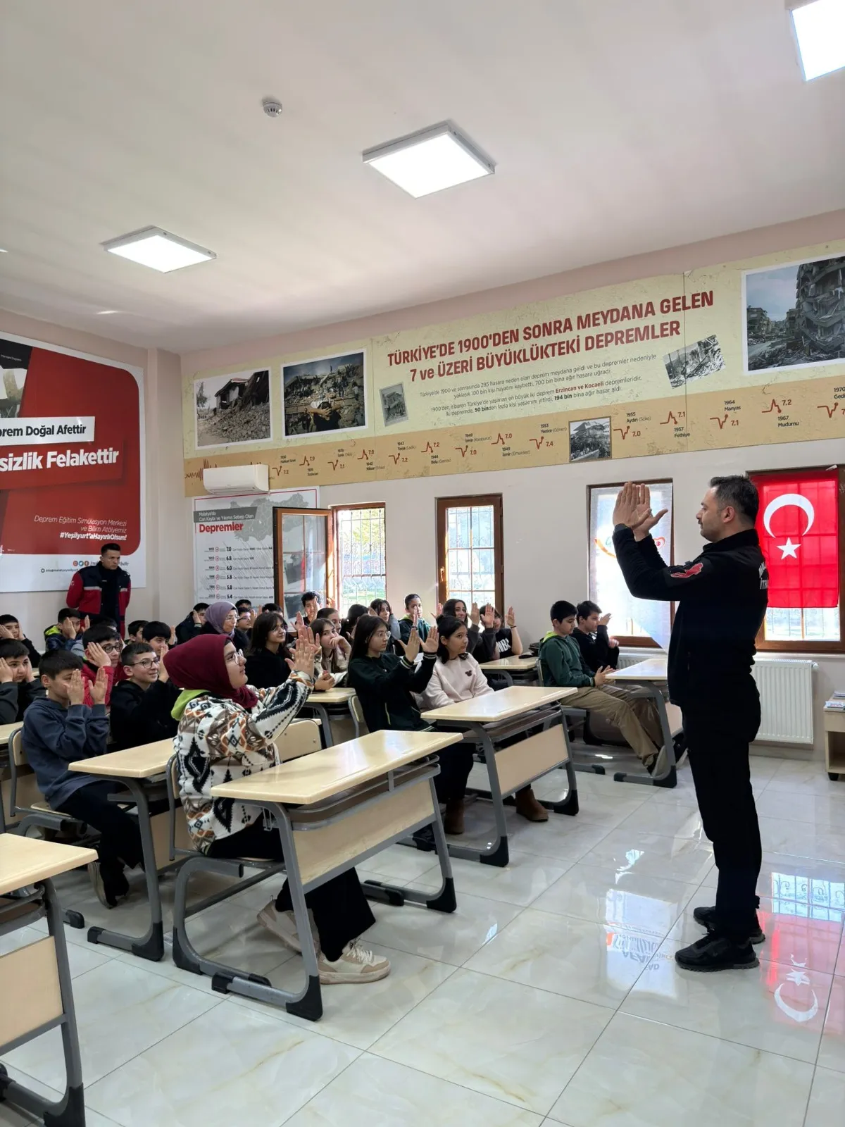 İtfaiye Dairesi, 950 Öğrenciye Deprem ve Yangın Eğitimi Verdi