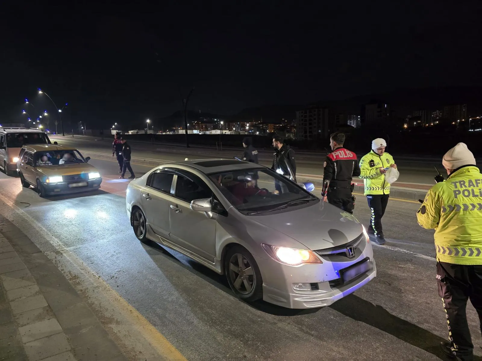 Malatya’da Park ve Bahçelerde Narkoalan Denetimi: 183 Kişi ve 56 Araç Kontrol Edildi