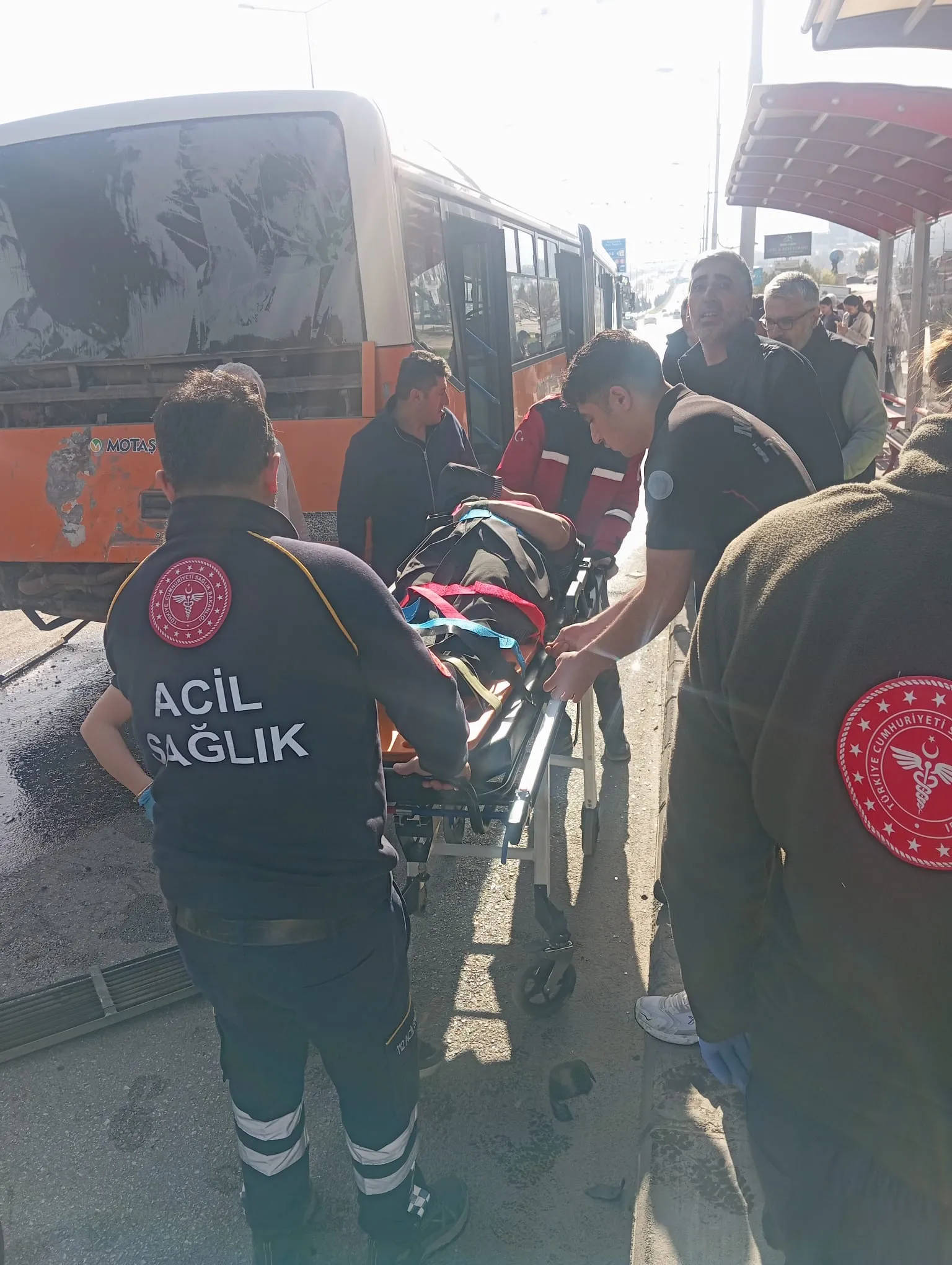 İnönü Üniversitesi Yolunda Tır ile Otobüs Çarpıştı: Yaralılar Var