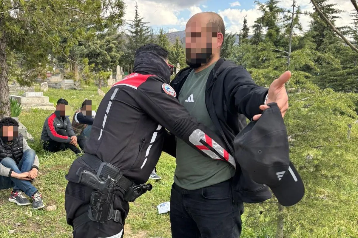 Mezarlık Çevrelerinde Sıkı Denetim: 77 Kişi Sorgulandı